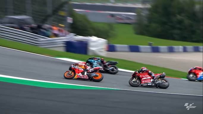 Marc Marquez dan Andrea Dovizioso melebar di tikungan ketiga lap pertama.