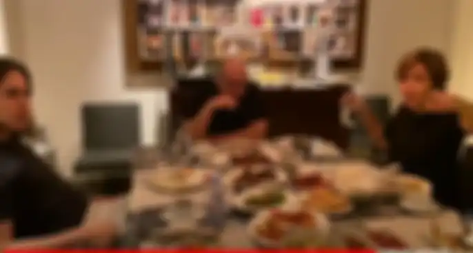 Maia Estianty, sang suami dan anaknya tengah menikmati saat berbuka puasa
