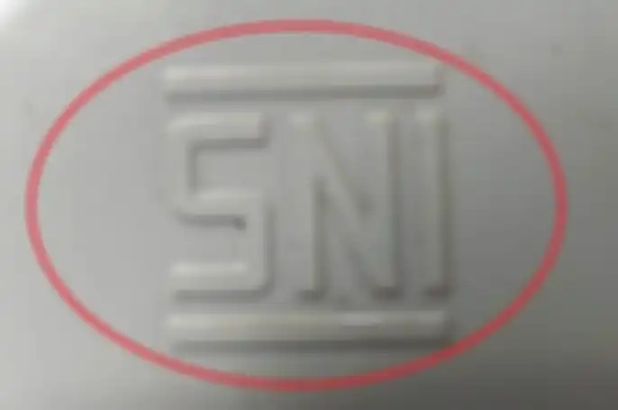 Seperti di helm logo SNI timbul atau diembos dan bukan stiker supaya tidak sembarang ditiru