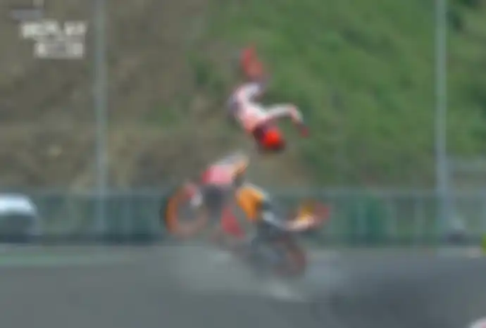 Marc Marquez crash saat menjalani sesi Warm Up MotoGP Mandalika 2022.