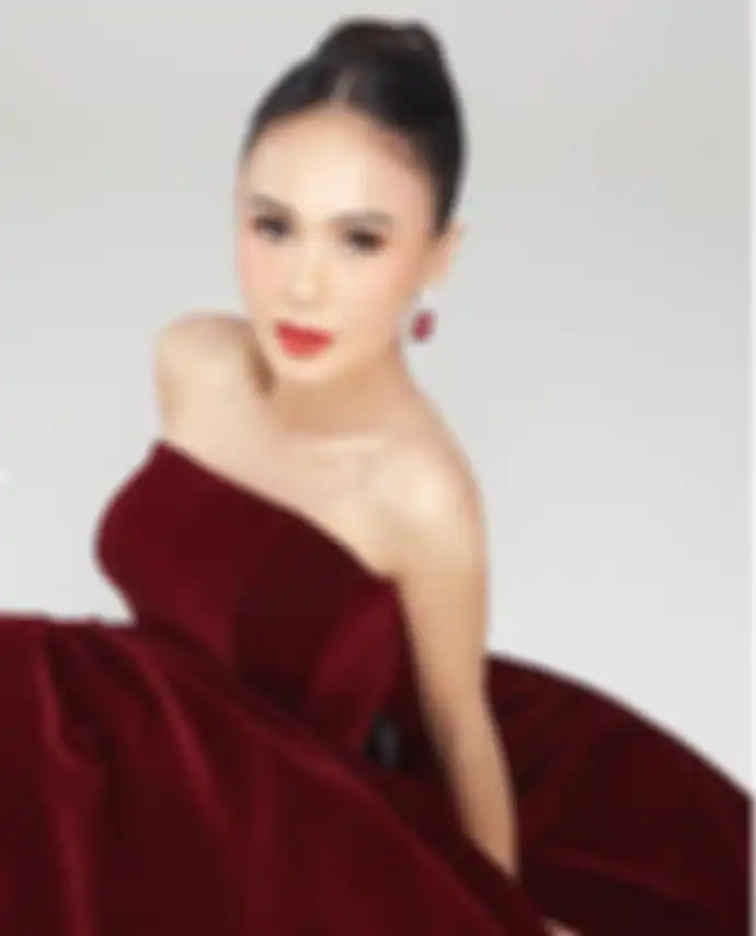 Yuni Shara tampil berani dalam balutan dress berwarna merah