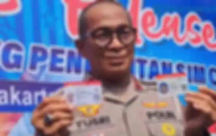 Dirregident Korlantas Polri Brigjen Pol Yusri Yunus menunjukkan SIM C1 saat peluncuran di Satpas SIM Daan Mogot Jakarta Barat, Senin (27/5/2024).