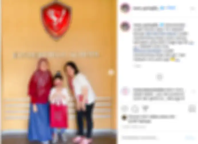 Anak Ayu Ting Ting menerima rapor TK