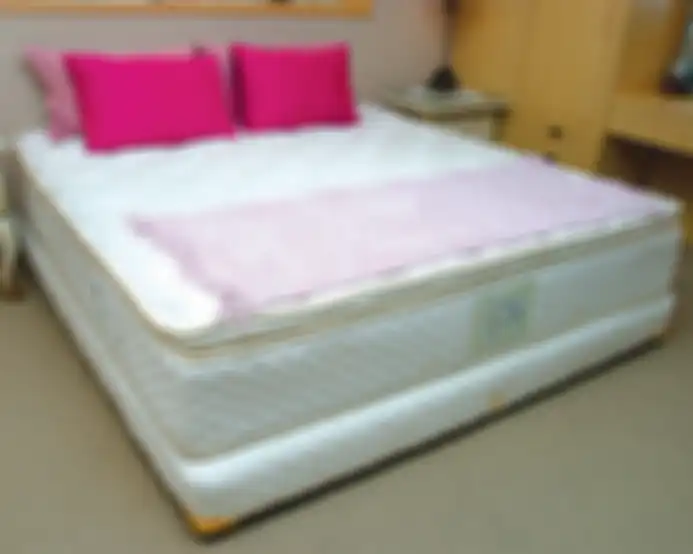 Kasur yang diberi pillow top permukaannya berelief, sehingga terlihat lebih cantik.