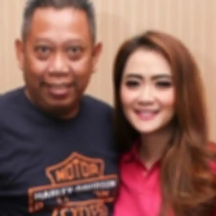 Foto Tukul Arwana bareng Vega Darwanti banjir doa dari rekan pesohor lainnya. 