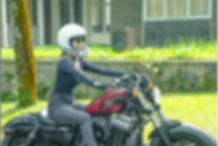 Enggak nyangka, artis seksi Wika Salim hobi banget naik motor gede (moge) sampai bergabung di tiga komunitas.