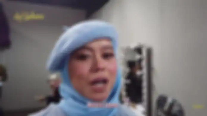 Tangis Lesty pecah saat tampil on air pertama kali dengan balutan hijab.