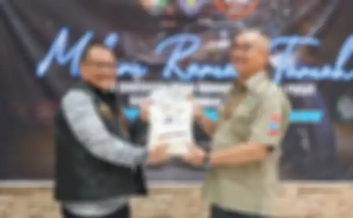 Bro Husdy sekjen Pengurus pusat HDCI menyerahkan kenang-kenangan kepada Bupati Malinau, Bapak Wempi W Maw.