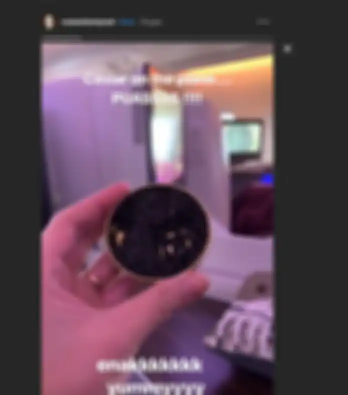 Maia Estianty menujukkan saat makan caviar di pesawat.