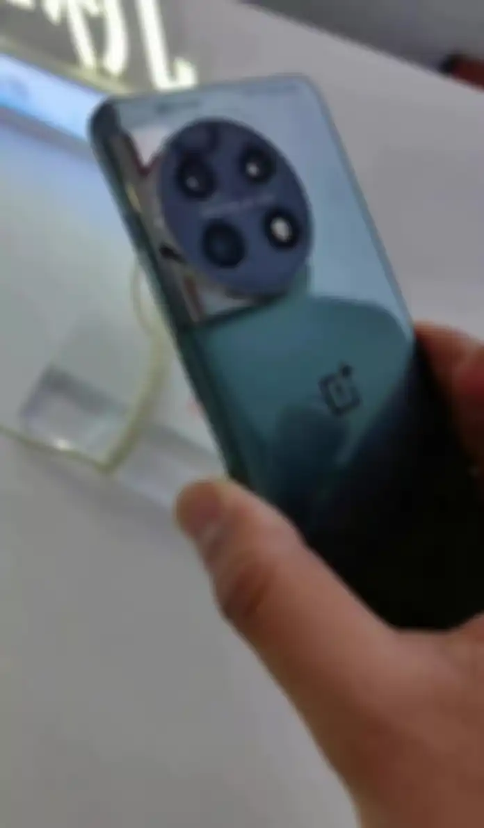 Tampilan panel belakang OnePlus 11 