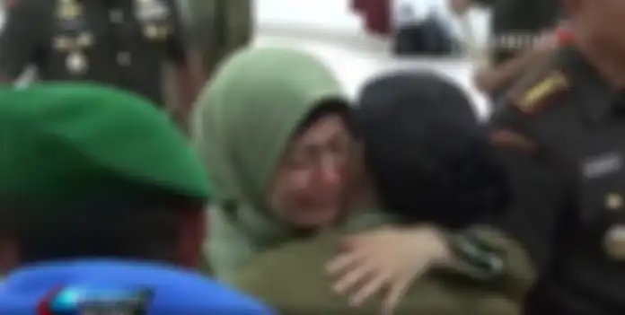 Berani Nyinyiri Wiranto di Facebook, Istri Mantan Dandim Kendari Menangis Saat Suaminya Resmi Dicopot dari Jabatan