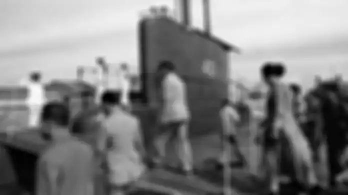 Presiden Soeharto dan Ibu Tien Soeharto meninjau KRI Cakra 401. Indonesia adalah pengguna kapal selam di kawasan Asia Tenggara.