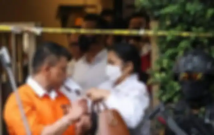 Anggota Timsus Polri kegirangan saat istri anak buah Ferdy Sambo tiba-tiba menyerahkan barang bukti vital ini. Foto sosoknya ditutup.