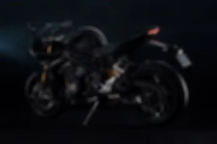  Triumph Speed ​​​​Triple 1200 RR Bond Edition edisi spesial James Bond