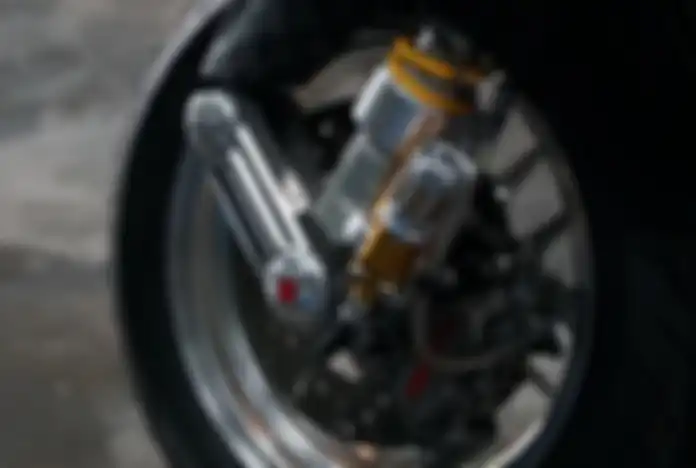 Modifikasi motor Vespa 946 Louis Vuitton, ubahan di kaki depan berupa sok Ohlins, kaliper rem Brembo, cover fork Marus, dan pelek Marus Spyder.