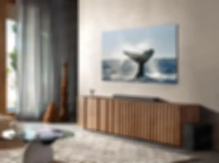 Ilustrasi bocoran desain Samsung TV dengan resolusi 8K dan layar QLED di ruang keluarga