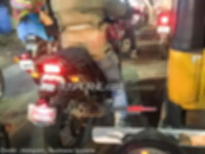 Royal Enfield Himalayan dites di daerah Chennai, India.