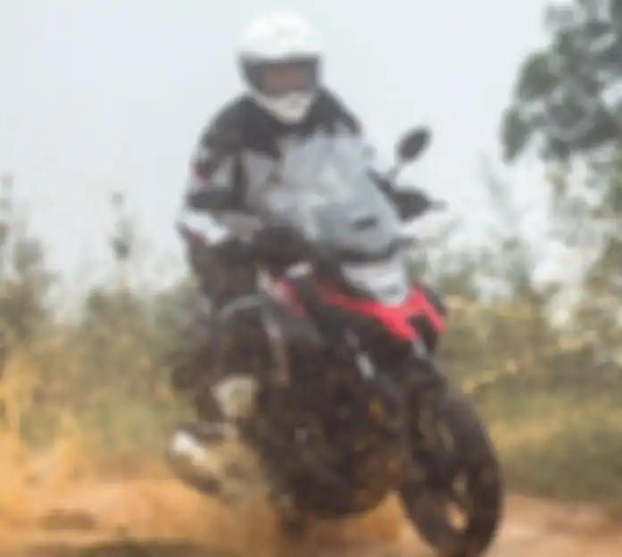 Motor touring Honda CB190X saat dijajal lewat jalan berair.