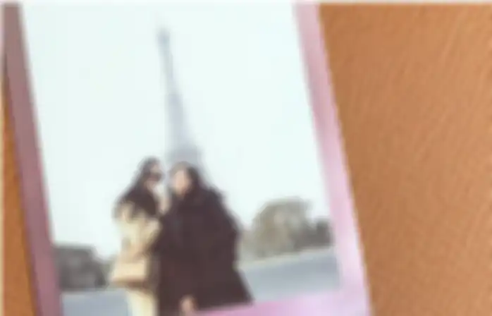 Anya dan Alleia di menara Eiffel