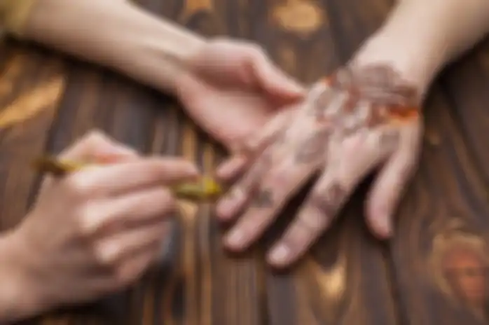 Ilustrasi pemakaian henna.