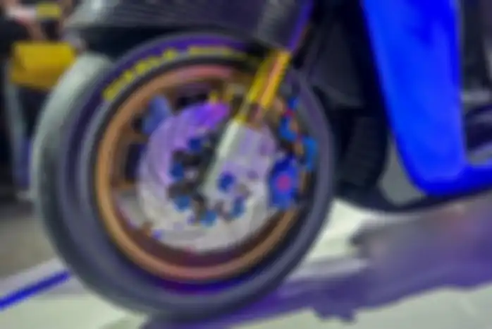 Ubahan di kaki depan, pelek standar dicat, ban Pirelli Diablo Superbike, sokbreker Seven Speed, kaliper rem Brembo dan cakram Kamui.
