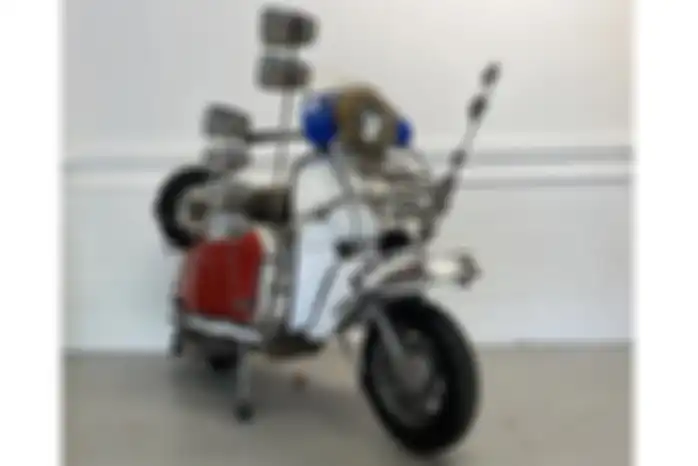 Lambretta GP200 gaya mods, terpasang front rack dan spion panjang di depan.