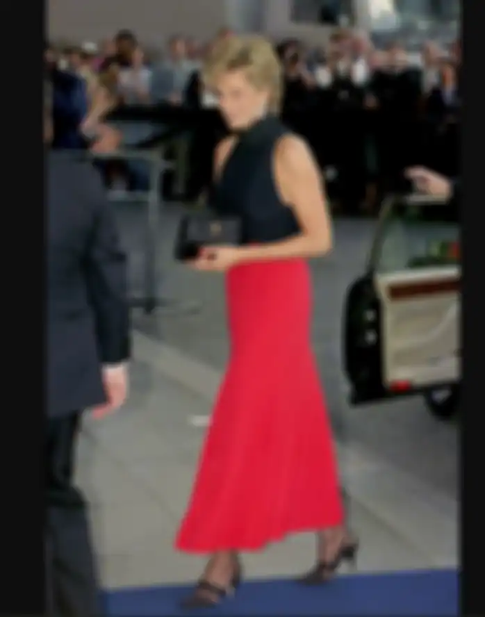 Penampilan Princess Diana pakai rok merah