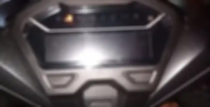 Indikator keyless menyala saat remote keyless jatuh di jalan 
