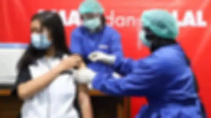 Potret Seorang Wanita Disuntik Vaksin Covid-19