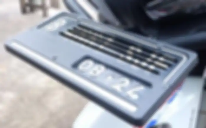 Ilustrasi Plat Nomor Wajib Terpasang Pada Motor