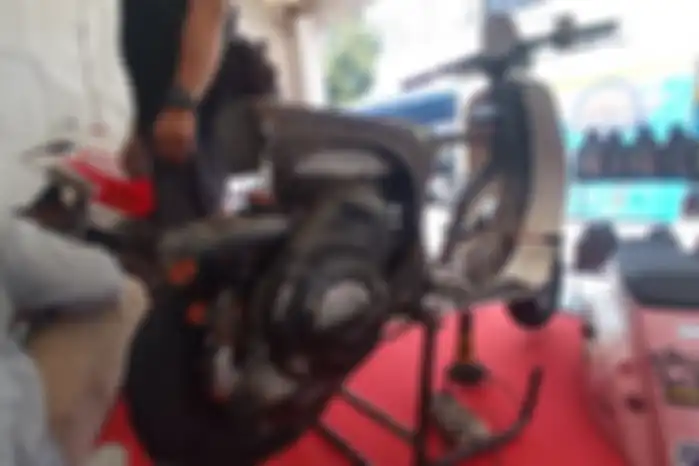 Vespa 2-tak balap pakai blok Ellezeta didatangkan langsung dari Italia.