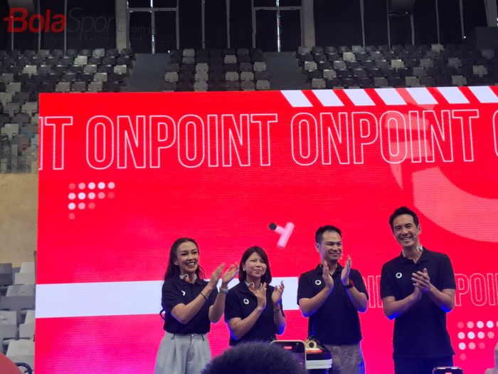 Dari kiri ke kanan, Melanie Putria (ONPOINT HEROES-brand ambassador), Greysia Polii (Co-Founder ONPOINT), Wira Surya (CEO ONPOINT), dan Daniel Mananta (ONPOINT HEROES-brand ambassador) dalam peluncuran pada Wondr Jakarta Running Festival 2024 di Istora Senayan, Jakarta, Kamis (10/10/2024).
