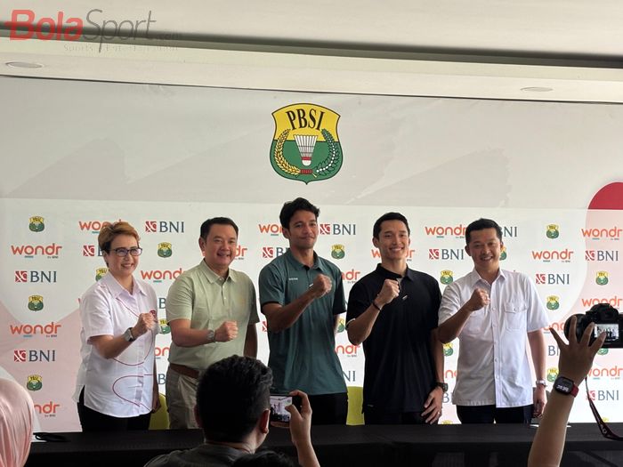 Chico Aura Dwi Wardoyo (3 dari kiri) dan Jonatan Christie (4 dari kiri) saat menjalani konferensi pers untuk mengumumkan perpisahan dengan Pelatnas di Cipayung, Jakarta Timur, Kamis (15/5/2025).