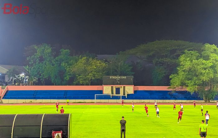 Suasana pertandingan uji coba Persis Solo Vs Kendal Tornado FC di Stadion UNS, Sabtu (12/7/2025).