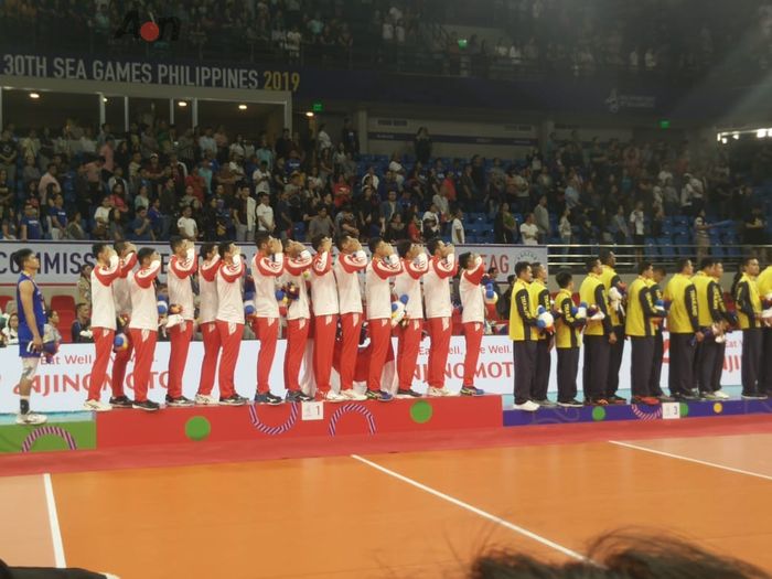 Tim voli putra Indonesia pada podium pertama SEA Games 2019 di Philsports Arena, Manila, Selasa (10/12/2019).