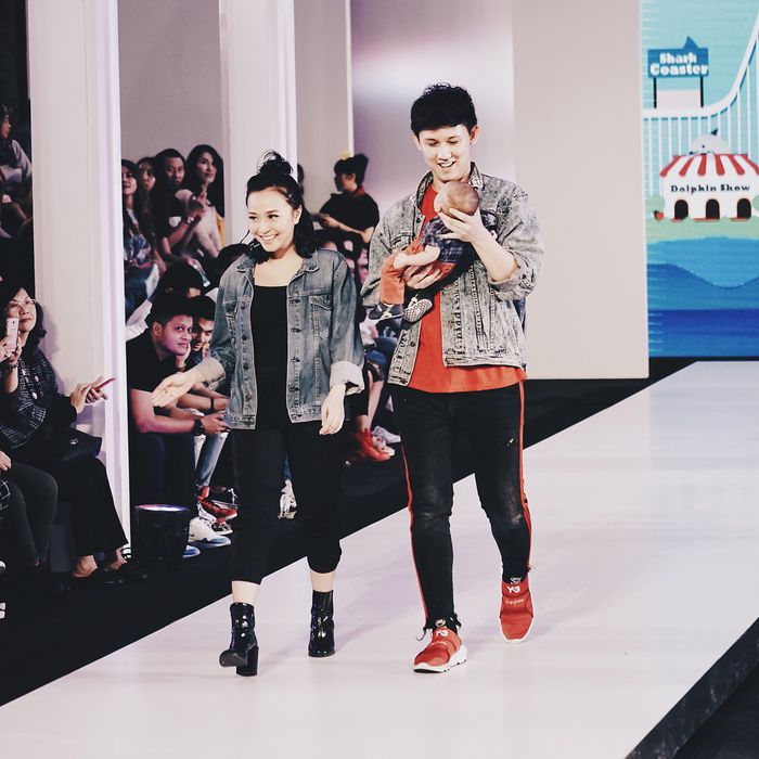 Rinni, Jevin dan Nord bak model di atas panggung catwalk