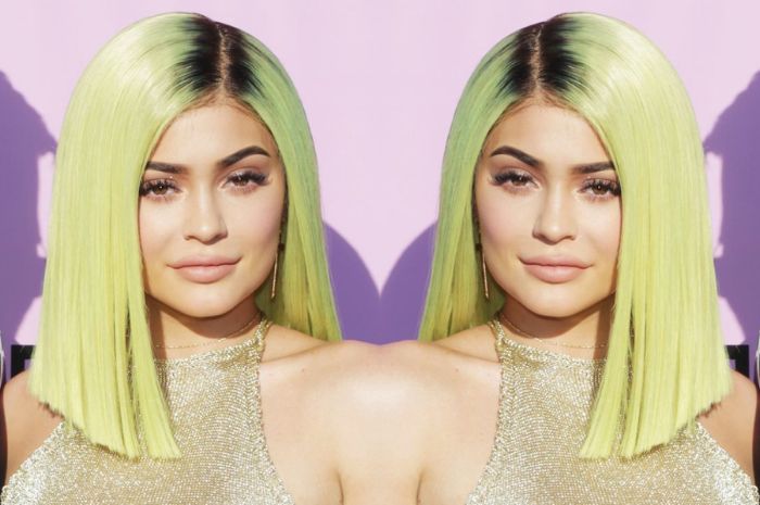 Kylie Jenner dengan warna kuning
