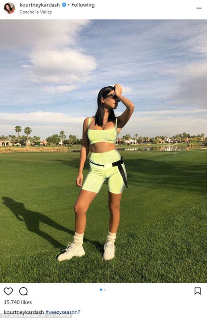 Kourtney Kardashian tampil sporty menggunakan sepatu sneakers berwarna putih