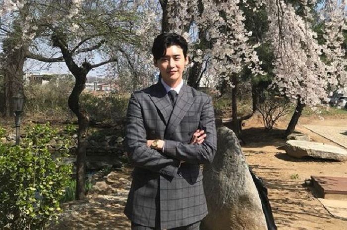 Lee Jong Suk di lokasi syuting Hymn of Death