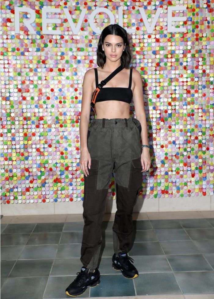 Kendall Jenner tampil boyish dengan paduan celana dan sepatu kets