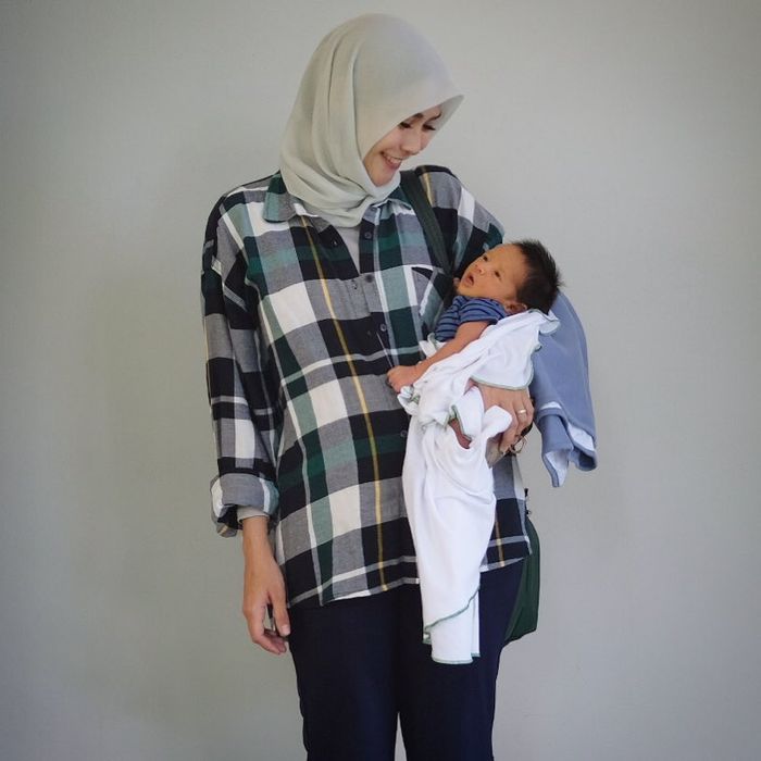 Zaskia tetap modis dan langsing