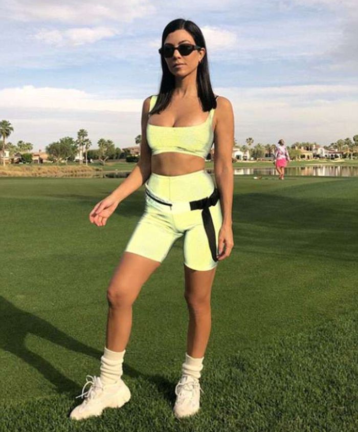 Kourtney Kardashian menggunakan busana sporty bernuansa hijau