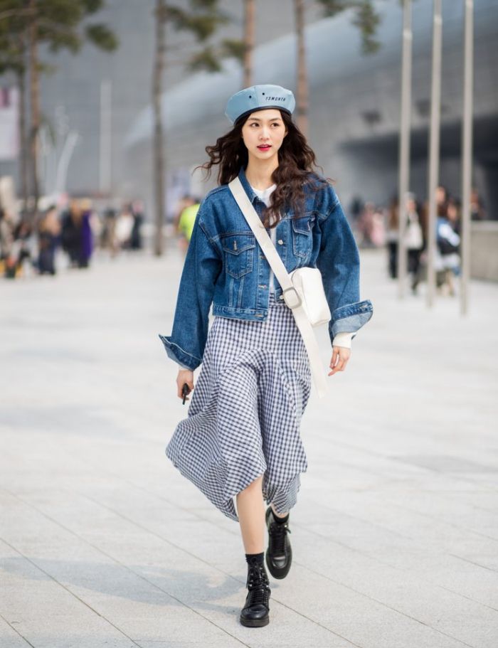 Paduan motif print dan jaket denim