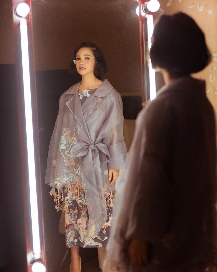 model busana Andien yang nyentrik