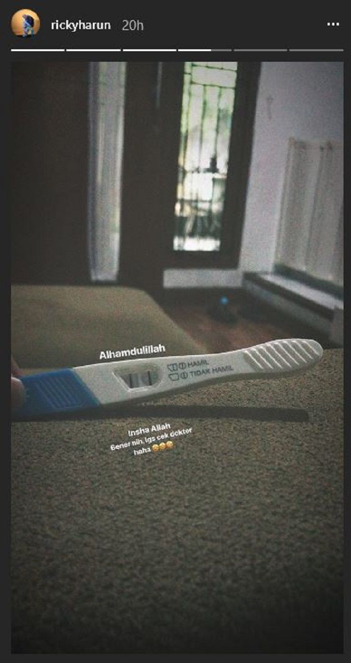 Hasil testpacknya positif, selamat punya anak lagi ya, Ricky Harun dan Herfiza!