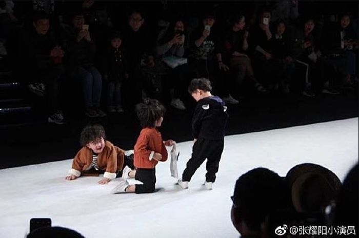 Momen saat Zhang Yao Yang jatuh di catwalk bersama dua model cilik lainnya