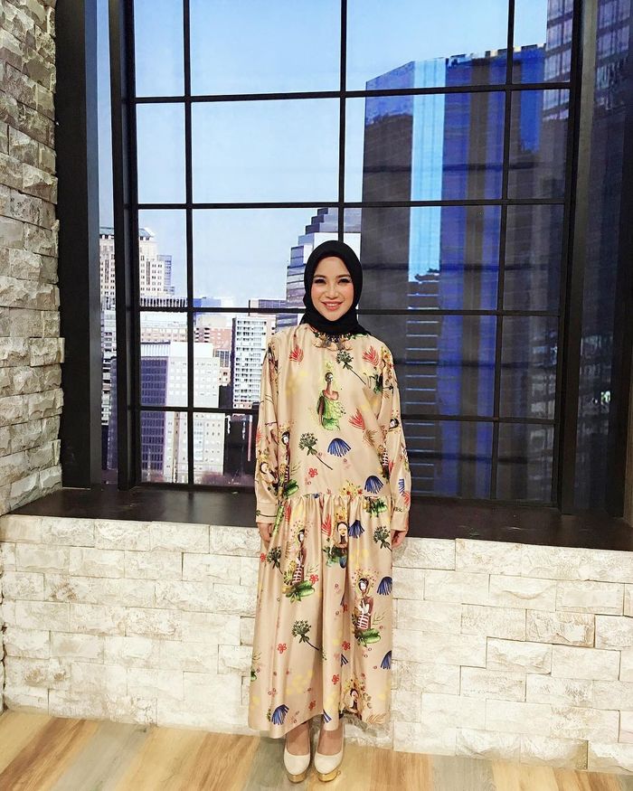 Penampilan manis Chacha Frederica dengan gamis