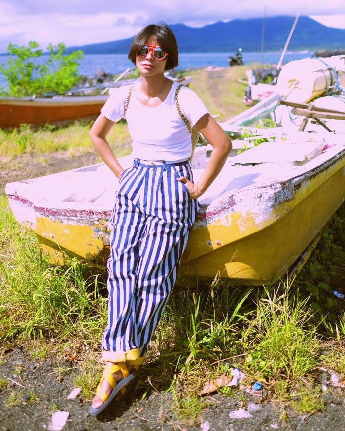 Shareefa Daanish dengan celana bergaris