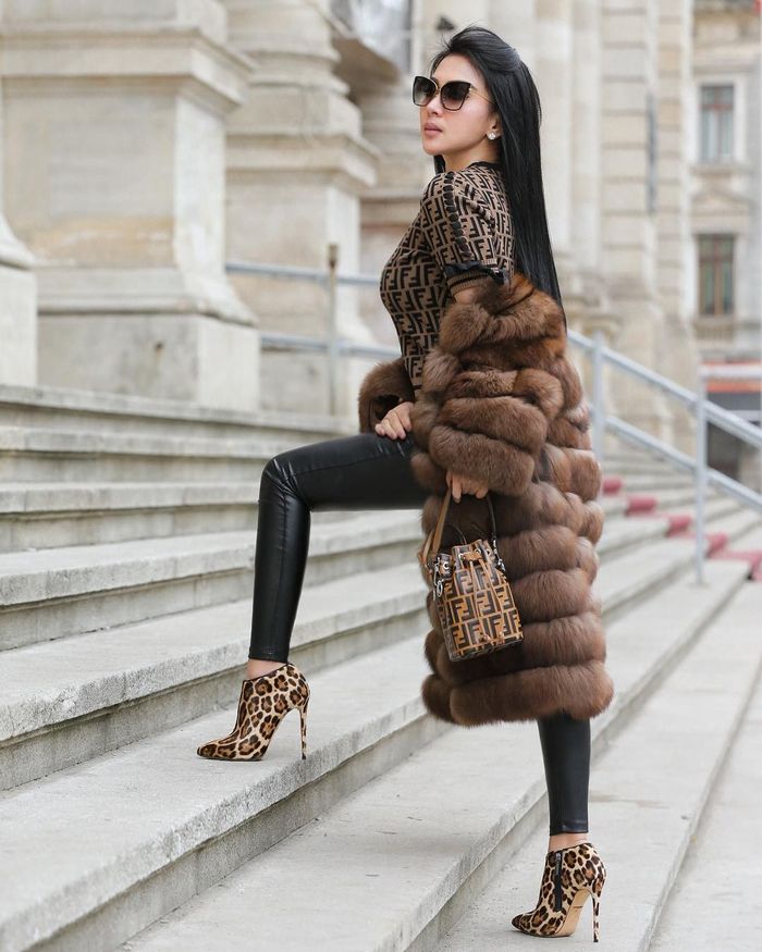 Penampilan cetar Syahrini saat tampil dengan boots motif leopard