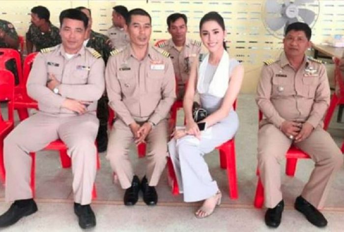 Natt trasngender cantik bersama bapak-bapak Polisi Thailand